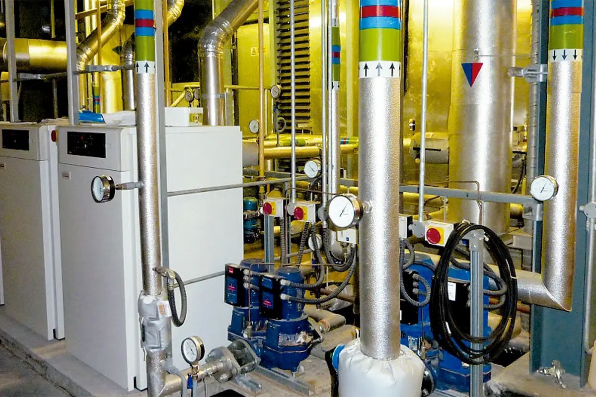 Monitoramento remoto de aquecimento e resfriamento: sala de máquinas típica para sistemas de LTHW e CHW